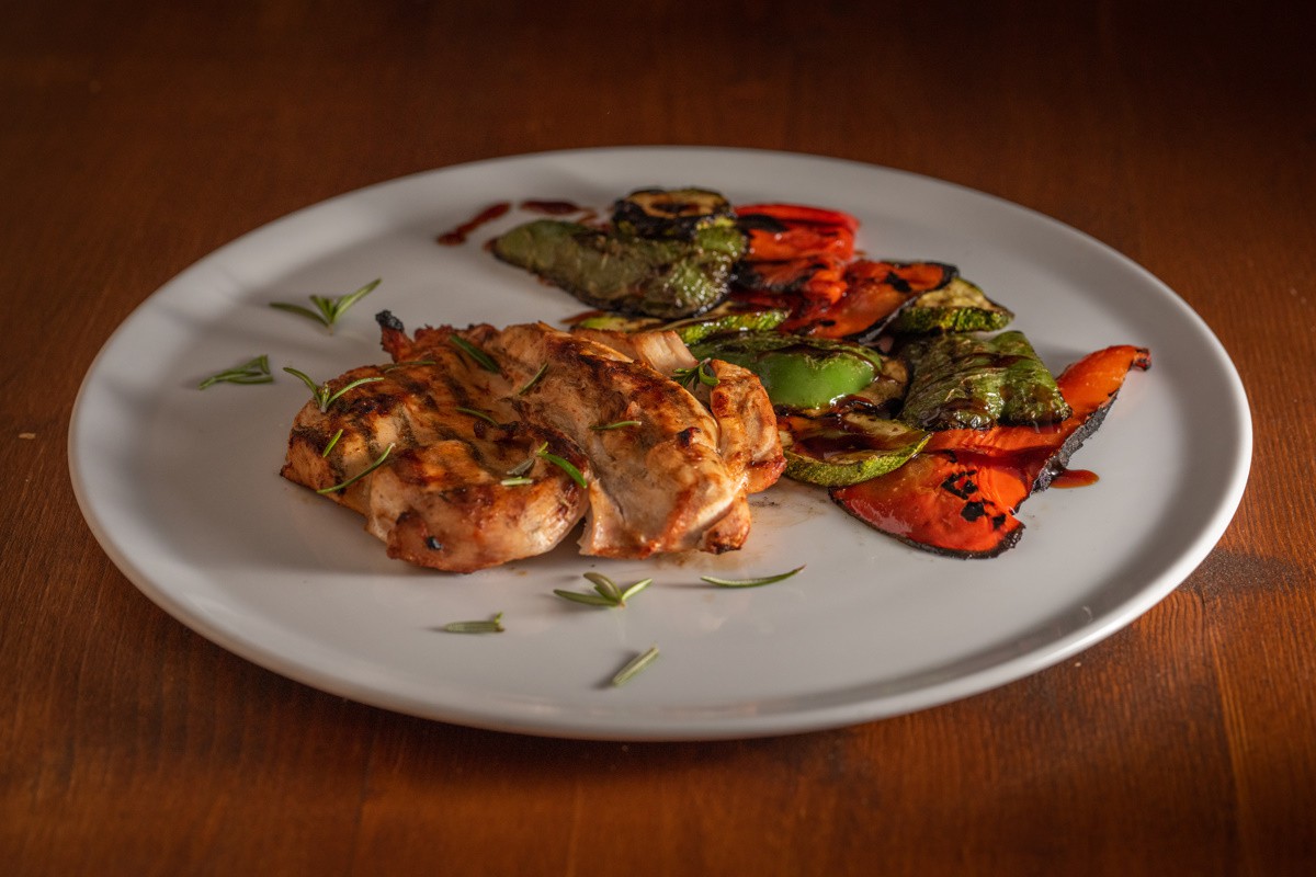 Φιλέτο κοτόπουλο στήθος στη σχάρα µε ψητά λαχανικά